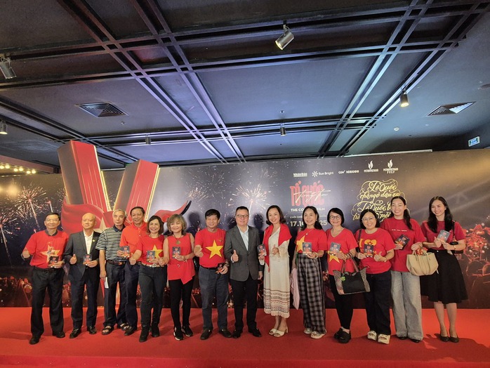 Phim ca nhạc "Tổ quốc trong tim" tưng bừng chiếu tại TP HCM - Ảnh 4.