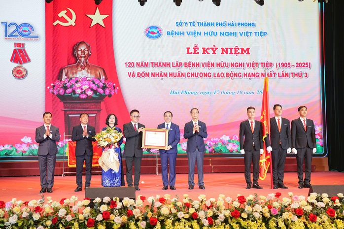 Bệnh viện Hữu nghị Việt Tiệp đón nhận Huân chương Lao động hạng Nhất lần thứ ba - Ảnh 1. Bệnh viện Hữu nghị Việt Tiệp đón nhận Huân chương Lao động hạng Nhất lần thứ ba - Ảnh 1.