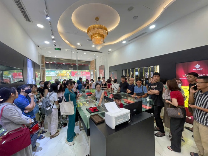 Giá bạc leo thang, người dân nườm nượp xếp hàng từ 6 giờ sáng - Ảnh 6.