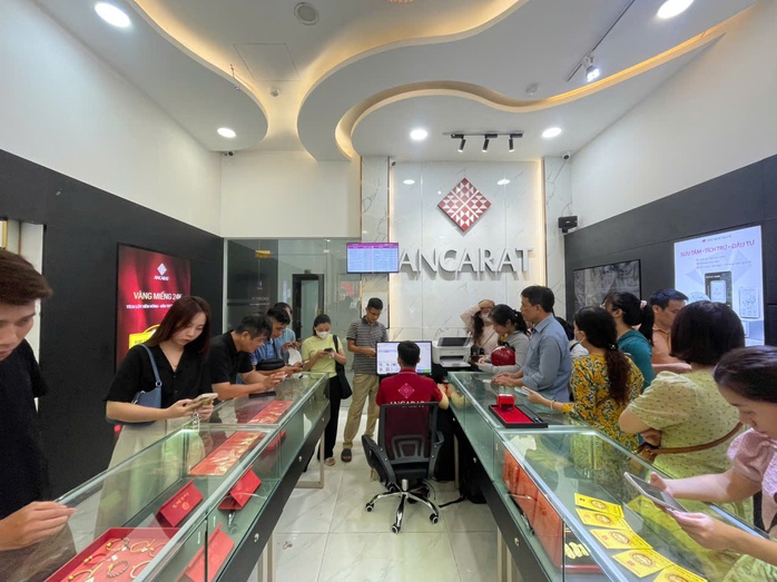 Giá bạc leo thang, người dân nườm nượp xếp hàng từ 6 giờ sáng - Ảnh 2.