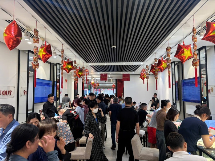 Giá bạc leo thang, người dân nườm nượp xếp hàng từ 6 giờ sáng - Ảnh 5.