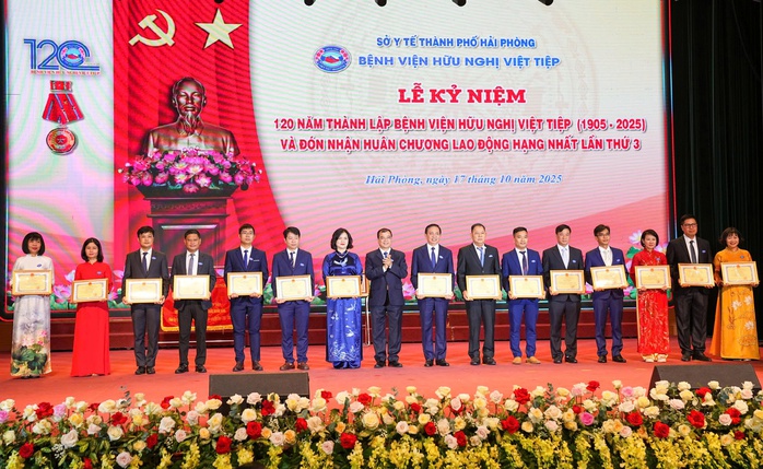 Bệnh viện Hữu nghị Việt Tiệp đón nhận Huân chương Lao động hạng Nhất lần thứ ba - Ảnh 2. Bệnh viện Hữu nghị Việt Tiệp đón nhận Huân chương Lao động hạng Nhất lần thứ ba - Ảnh 2.