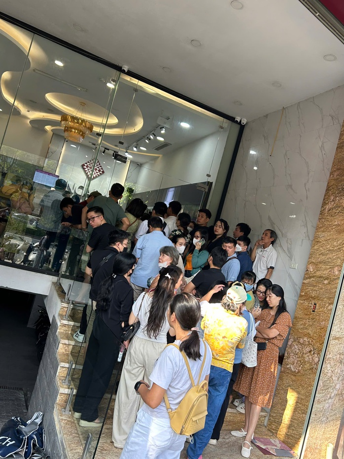 Giá bạc leo thang, người dân nườm nượp xếp hàng từ 6 giờ sáng- Ảnh 3.