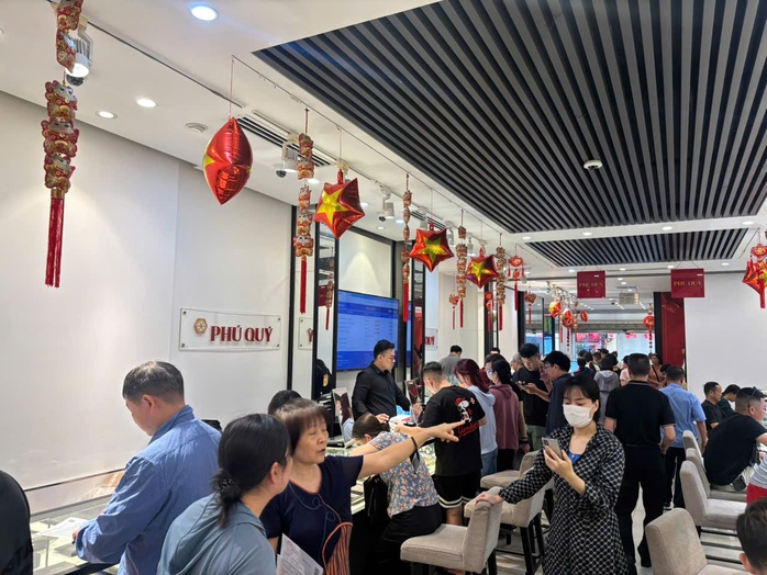 Giá bạc leo thang, người dân nườm nượp xếp hàng từ 6 giờ sáng - Ảnh 4.