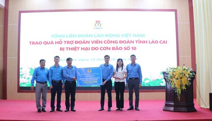 Tổng LĐLĐ Việt Nam trao hỗ trợ 1 tỉ đồng cho đoàn viên công đoàn tại Lào Cai bị thiệt hại do bão lũ - Ảnh 1.