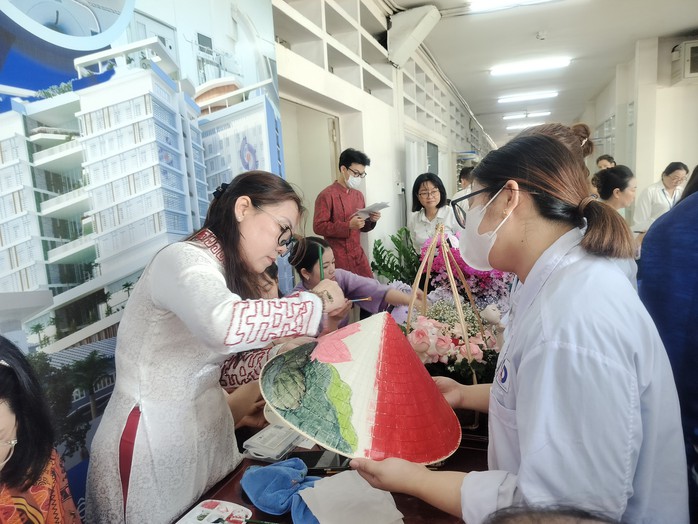 Ngày đặc biệt dành cho nữ viên chức, lao động Bệnh viện Nhân dân Gia Định - Ảnh 1.