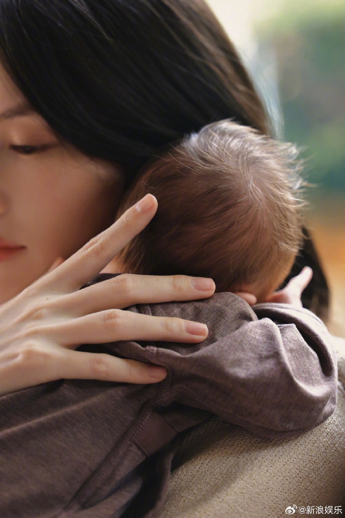 Tài tử Trần Vỹ Đình và "nàng thơ nội y" khoe con chung - Ảnh 2.