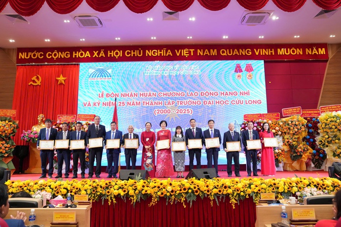 Trường ĐH Cửu Long nhận Huân chương Lao động hạng Nhì dịp kỷ niệm 25 năm thành lập - Ảnh 4.