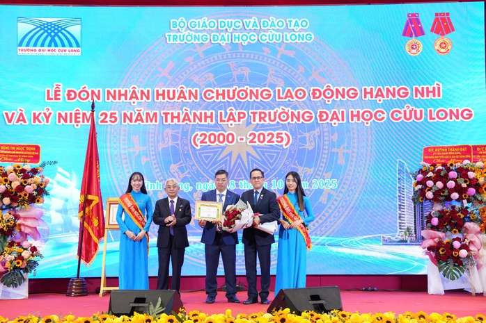 Trường ĐH Cửu Long nhận Huân chương Lao động hạng Nhì dịp kỷ niệm 25 năm thành lập - Ảnh 5.
