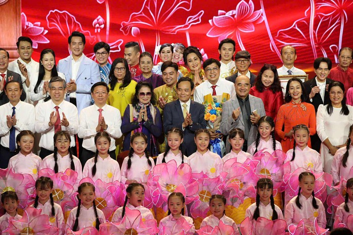 Đan Trường, Lâm Vỹ Dạ và nhiều nghệ sĩ xúc động tham dự sự kiện lớn về văn học - nghệ thuật TP HCM - Ảnh 7.
