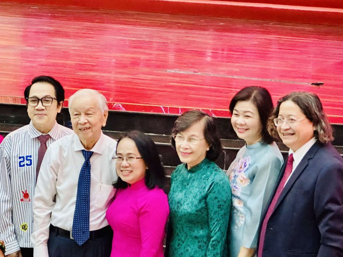 Đan Trường, Lâm Vỹ Dạ và nhiều nghệ sĩ xúc động tham dự sự kiện lớn về văn học - nghệ thuật TP HCM - Ảnh 1.