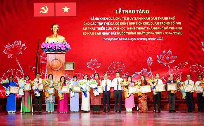 Đan Trường, Lâm Vỹ Dạ và nhiều nghệ sĩ xúc động tham dự sự kiện lớn về văn học - nghệ thuật TP HCM - Ảnh 6.