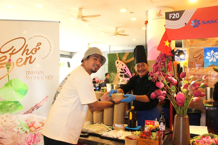 Phở Sen SASCO: Bringing the quintessence of Vietnamese cuisine to conquer Singaporean diners - Ảnh 4. Phở Sen SASCO: Bringing the quintessence of Vietnamese cuisine to conquer Singaporean diners - Ảnh 4.