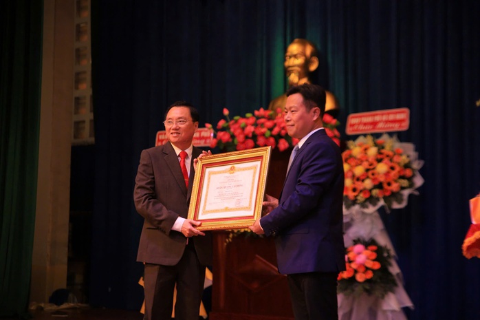 Hiệu trưởng Trường CĐ Công nghệ Thủ Đức nhận Huân chương Lao động hạng Nhì  - Ảnh 1.