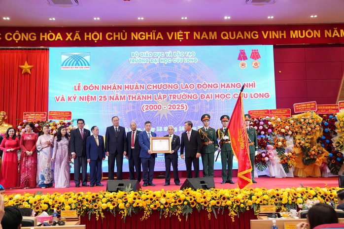 Trường ĐH Cửu Long nhận Huân chương Lao động hạng Nhì dịp kỷ niệm 25 năm thành lập - Ảnh 3.