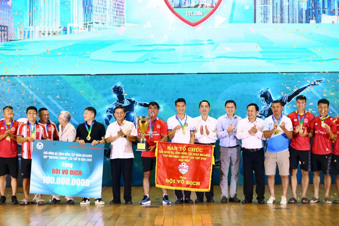 CLB Công an TP HCM vô địch giải bóng đá phong trào sân 11 lớn nhất Việt Nam - Ảnh 1.