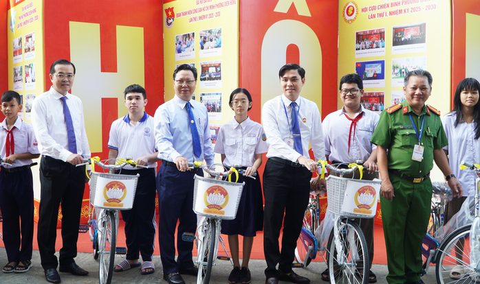Bí thư Đảng ủy phường Diên Hồng yêu cầu họp ít, làm nhiều; ít thủ tục, nhiều nụ cười - Ảnh 1.