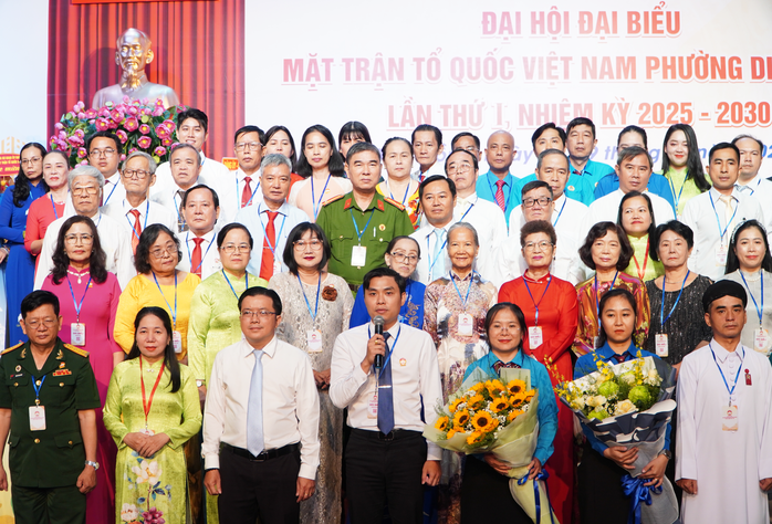 Bí thư Đảng ủy phường Diên Hồng yêu cầu họp ít, làm nhiều; ít thủ tục, nhiều nụ cười - Ảnh 8.