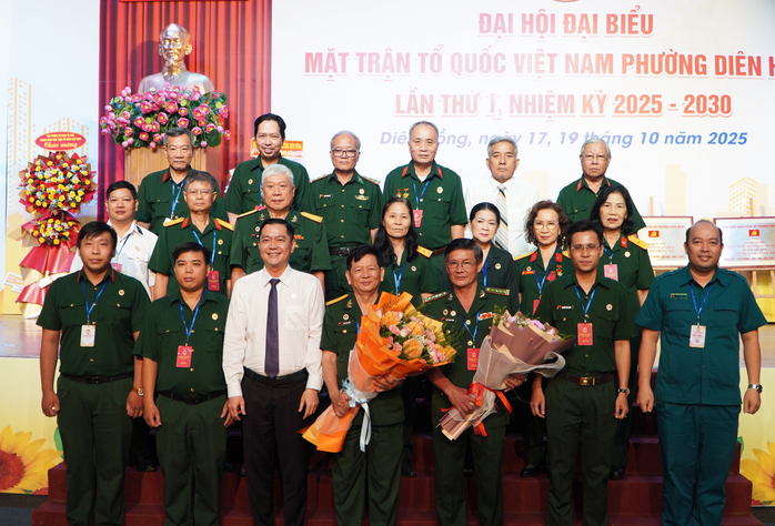 Bí thư Đảng ủy phường Diên Hồng yêu cầu họp ít, làm nhiều; ít thủ tục, nhiều nụ cười - Ảnh 7.
