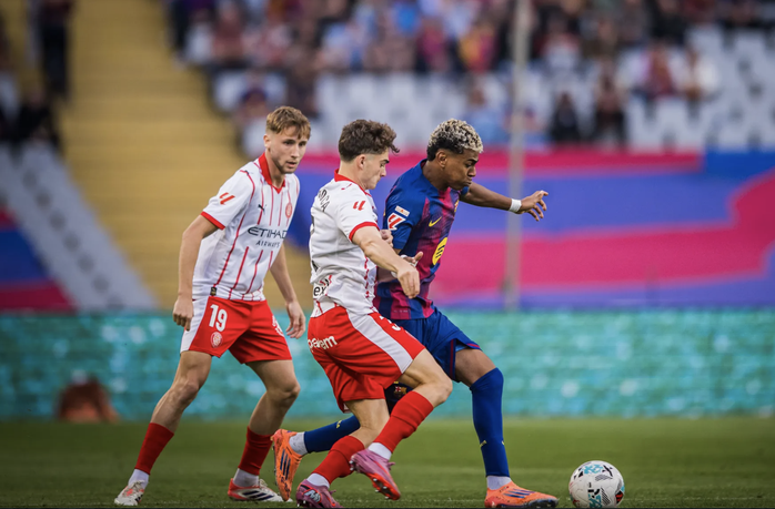 Barcelona nhọc nhằn đánh bại Girona, tái chiếm ngôi đầu bảng La Liga - Ảnh 1.
