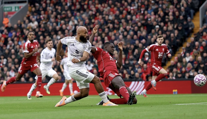 Man United đánh sập "pháo đài" Anfield, Liverpool thua đau đại chiến - Ảnh 2.