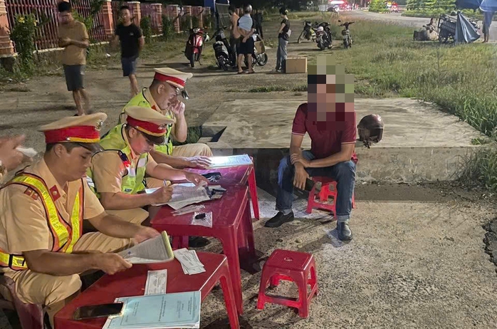 Đắk Lắk ra quân kiểm tra nồng độ cồn phát hiện hàng trăm tài xế vi phạm - Ảnh 1. Đắk Lắk ra quân kiểm tra nồng độ cồn phát hiện hàng trăm tài xế vi phạm - Ảnh 1.