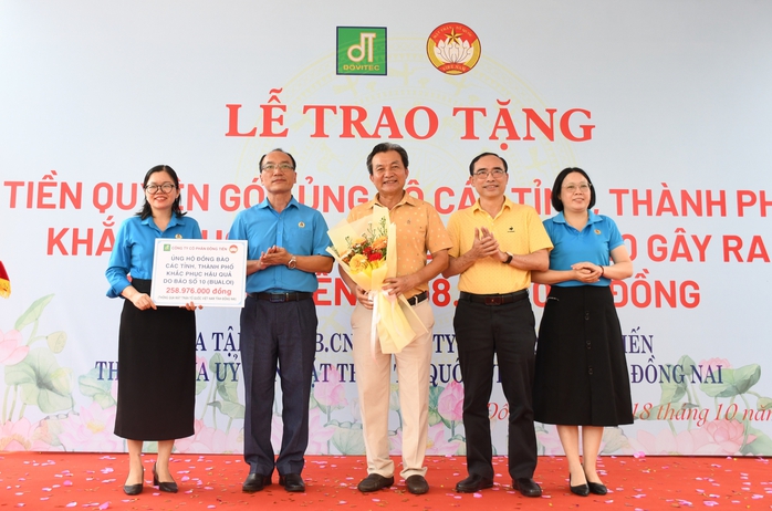 Hình ảnh ấm áp của công nhân hướng về người dân bị ảnh hưởng bão - Ảnh 1.