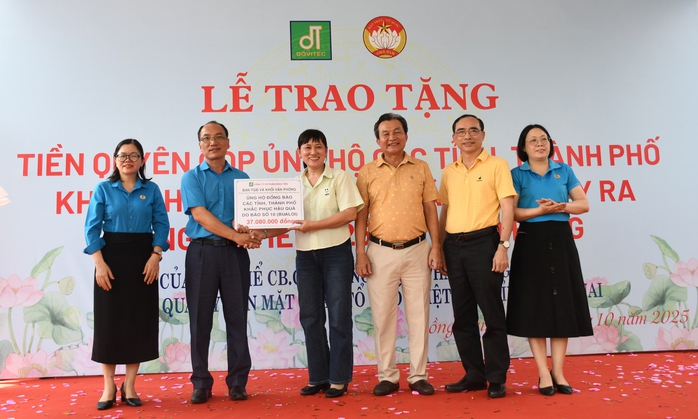 Hình ảnh ấm áp của công nhân hướng về người dân bị ảnh hưởng bão - Ảnh 5.