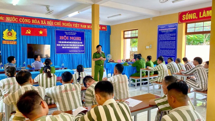 Công an TP HCM tư vấn, định hướng nghề nghiệp cho phạm nhân - Ảnh 1.