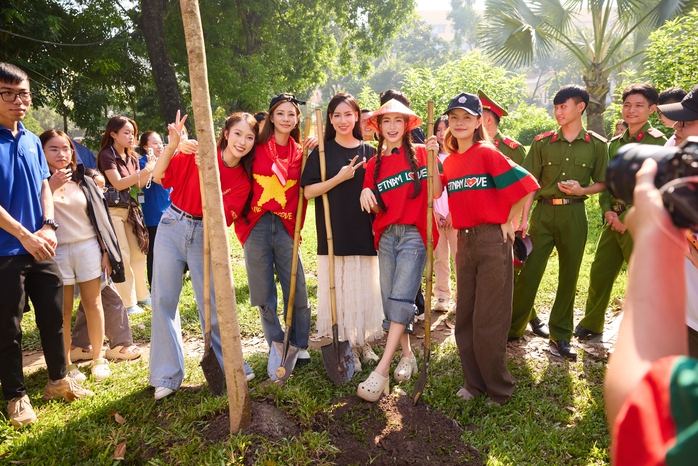 Hòa Minzy đi trồng cây để con cháu hưởng bầu không khí trong lành - Ảnh 3.