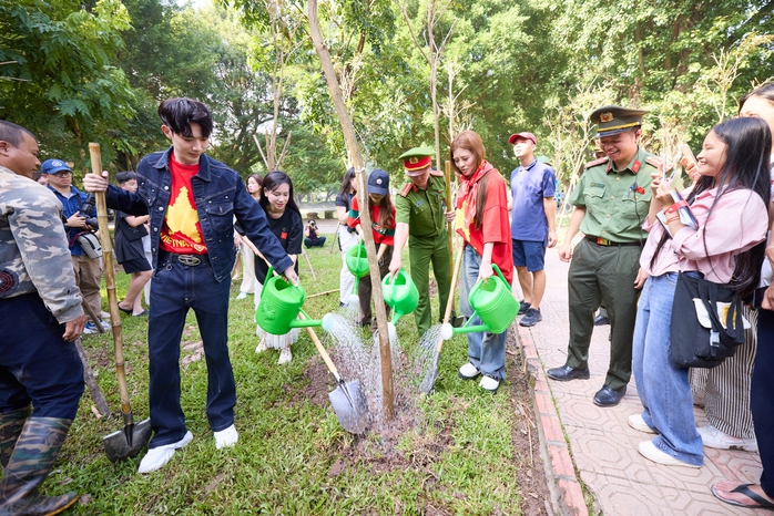 Hòa Minzy đi trồng cây để con cháu hưởng bầu không khí trong lành - Ảnh 4.
