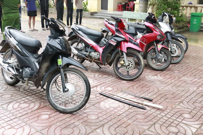 Hai nhóm đối tượng dùng hung khí hỗn chiến trước cổng trụ sở xã - Ảnh 2.