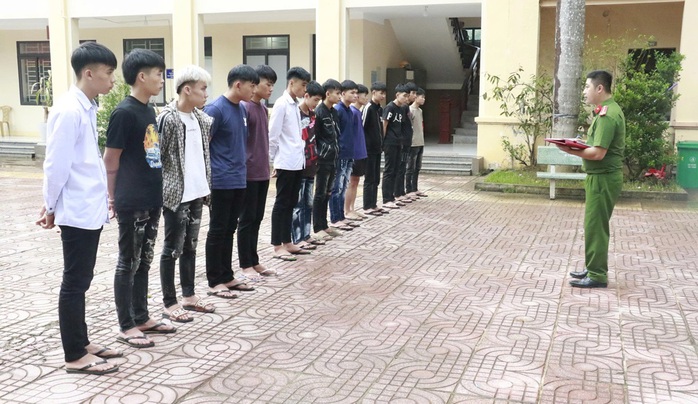 Hai nhóm đối tượng dùng hung khí hỗn chiến trước cổng trụ sở xã - Ảnh 1.