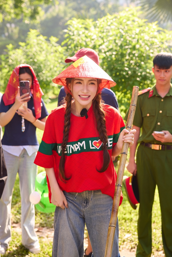 Hòa Minzy đi trồng cây để con cháu hưởng bầu không khí trong lành - Ảnh 2.