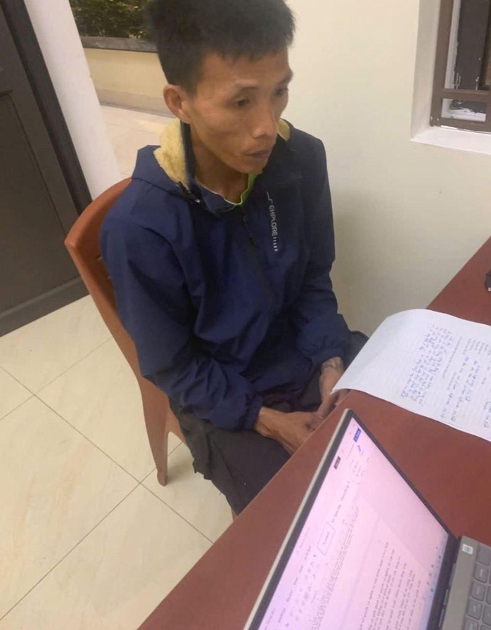 Vụ bé gái lớp 5 ở Hà Tĩnh bị bạo hành: Công an làm việc với cha dượng  - Ảnh 2.