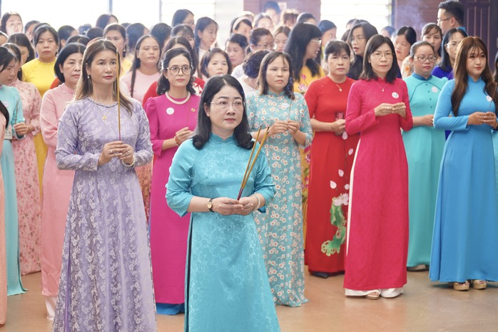 Cán bộ Công đoàn, nữ CNVC-LĐ tiêu biểu TP HCM dâng hương tướng nhớ Chủ tịch Tôn Đức Thắng - Ảnh 1.