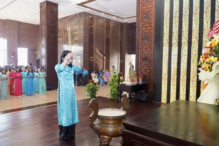 Cán bộ Công đoàn, nữ CNVC-LĐ tiêu biểu TP HCM dâng hương tướng nhớ Chủ tịch Tôn Đức Thắng - Ảnh 2.