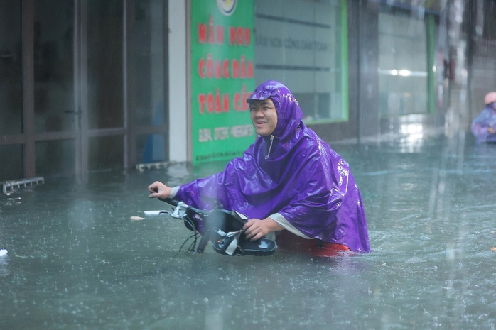 Hà Nội vẫn còn nhiều điểm ngập úng sau cơn bão số 10 - Ảnh 1.