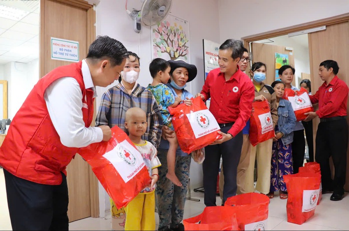 Mang ấm áp trung thu vào bệnh viện cho bệnh nhi ung thư- Ảnh 3.