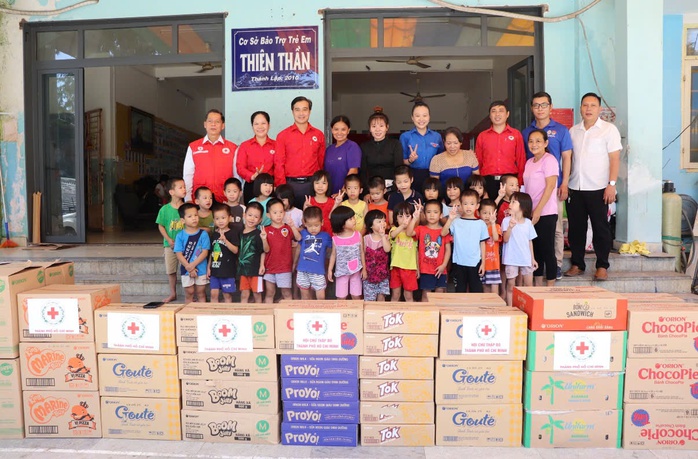 Mang ấm áp trung thu vào bệnh viện cho bệnh nhi ung thư- Ảnh 2.
