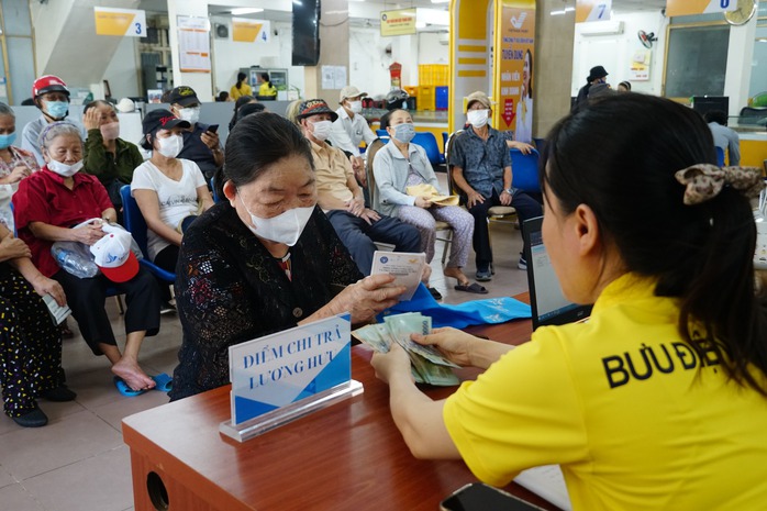 Lương hưu, trợ cấp tháng 10 được chi trả từ ngày 2 đến 25 - Ảnh 1.