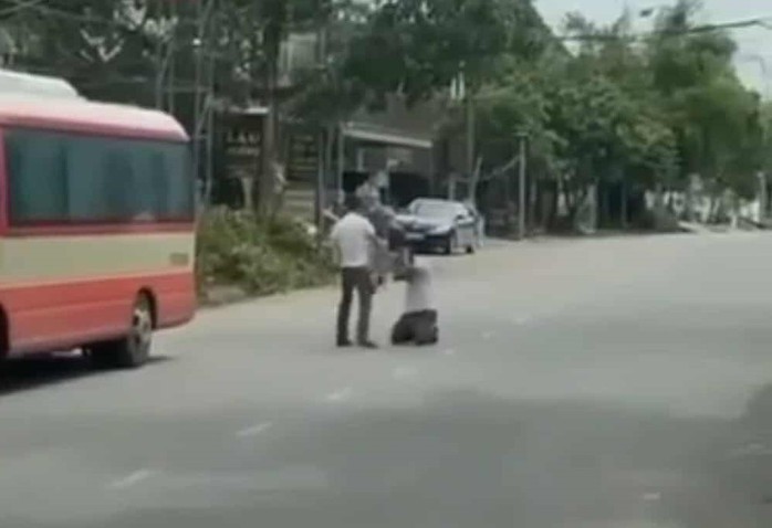 VIDEO: Tài xế xe buýt quỳ lạy giữa đường vẫn bị người đàn ông đánh liên tiếp - Ảnh 1.
