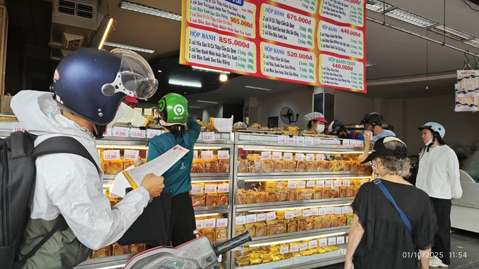Thị trường bánh trung thu năm nay có gì lạ và khác biệt Trong mùa Trung thu 2023 - Ảnh 1.