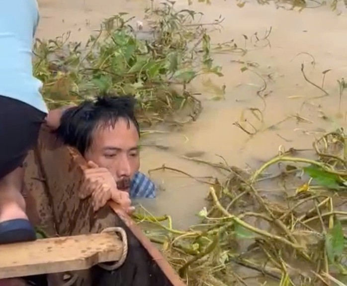 Clip: Nín thở trước hình ảnh người đàn ông lao ra cứu em học sinh lớp 7 giữa dòng nước xiết- Ảnh 2.