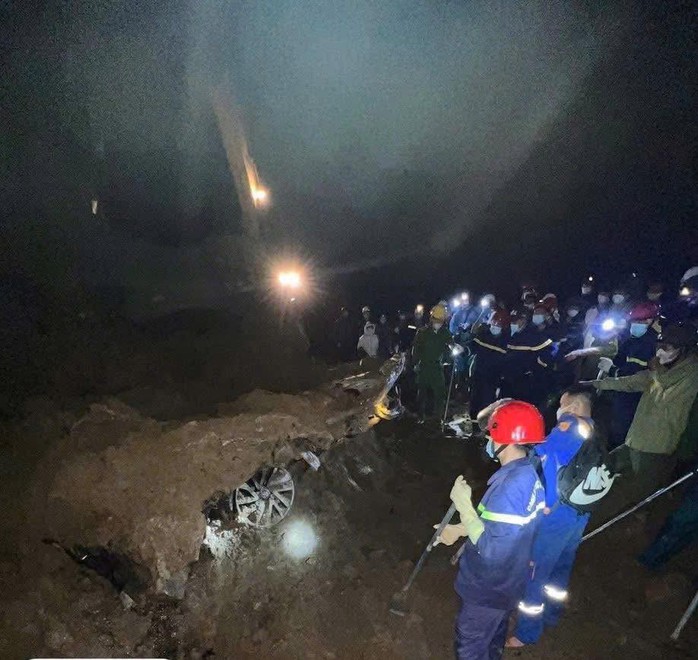 Xe bán tải do quản đốc thủy điện điều khiển chở 2 người mất tích: Tìm thấy 2 thi thể- Ảnh 3. Xe bán tải do quản đốc thủy điện điều khiển chở 2 người mất tích: Tìm thấy 2 thi thể- Ảnh 3.