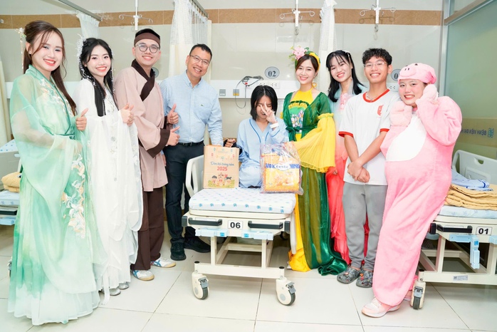 Mang ấm áp trung thu vào bệnh viện cho bệnh nhi ung thư- Ảnh 4.
