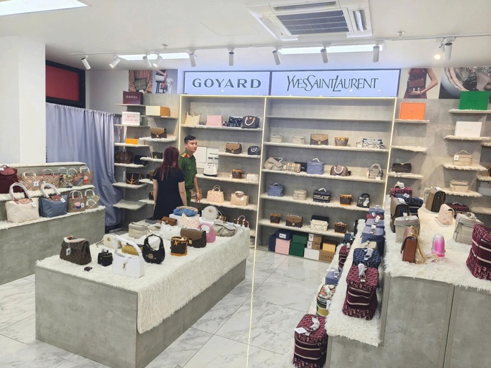 Lật tẩy bí mật sau những cửa hàng thời trang quanh chợ Hàn - Ảnh 1.