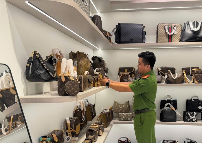 Lật tẩy bí mật sau những cửa hàng thời trang quanh chợ Hàn - Ảnh 2.