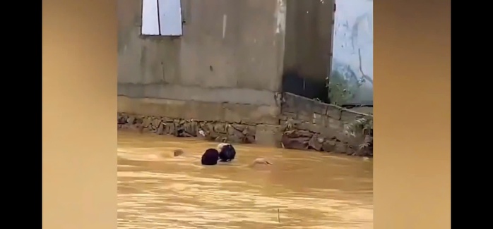 Clip: Nín thở trước hình ảnh người đàn ông lao ra cứu em học sinh lớp 7 giữa dòng nước xiết- Ảnh 1.