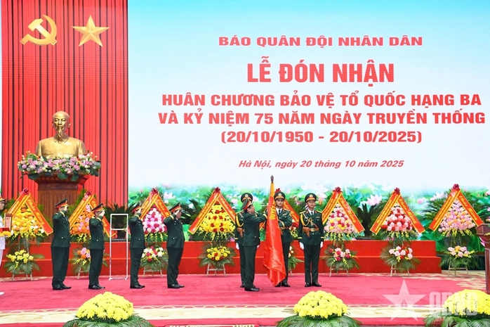 Báo Quân đội nhân dân nhận Huân chương Bảo vệ Tổ quốc hạng Ba , kỷ niệm 75 năm - Ảnh 2. Báo Quân đội nhân dân nhận Huân chương Bảo vệ Tổ quốc hạng Ba , kỷ niệm 75 năm - Ảnh 2.